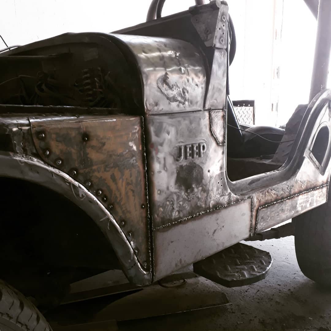 Jeep antiguo desmantelado preparado para iniciar restauración.