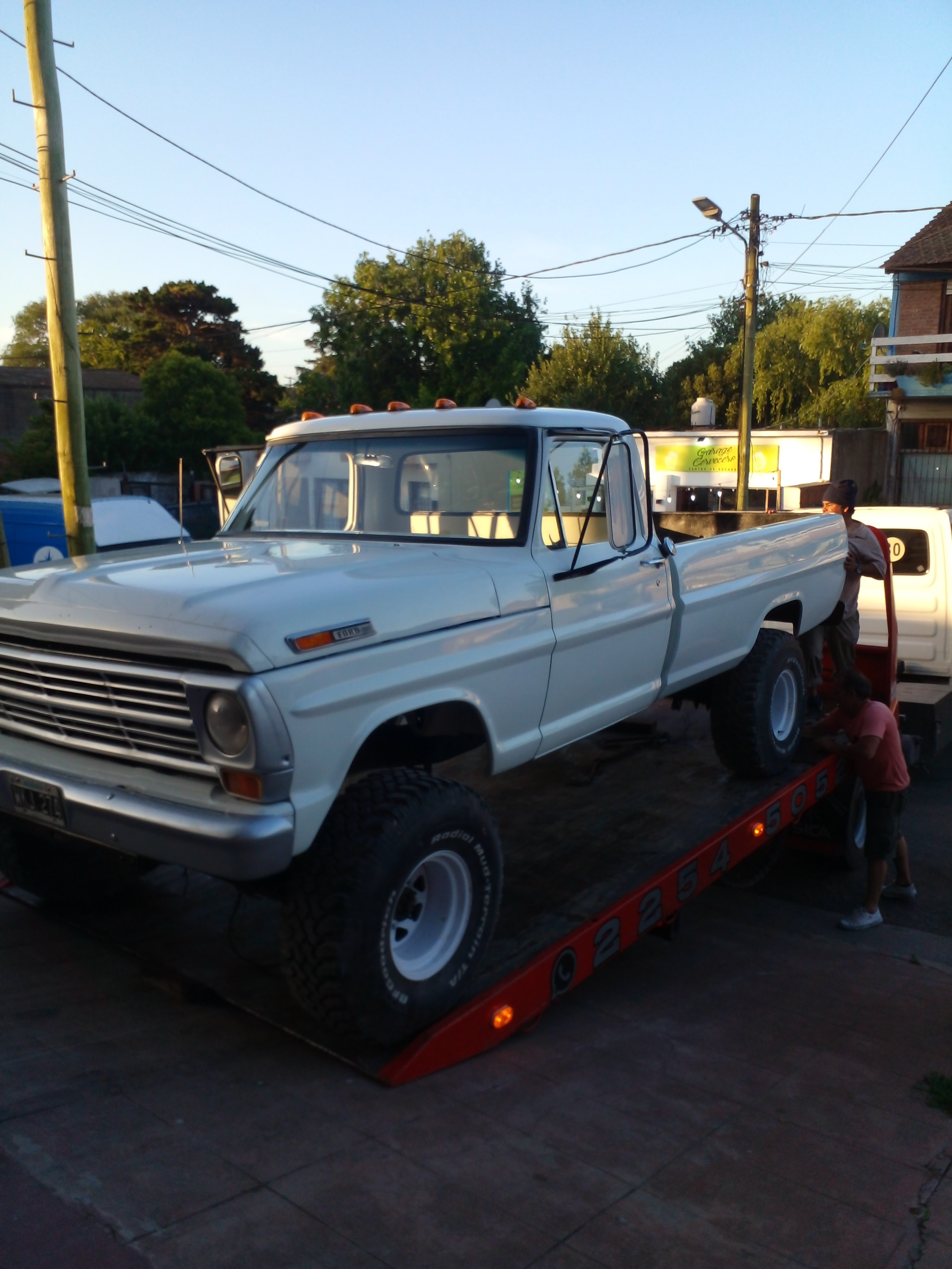 Camioneta blanca de cabina simple terminada.